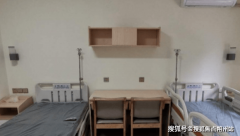 且设有充脚的停